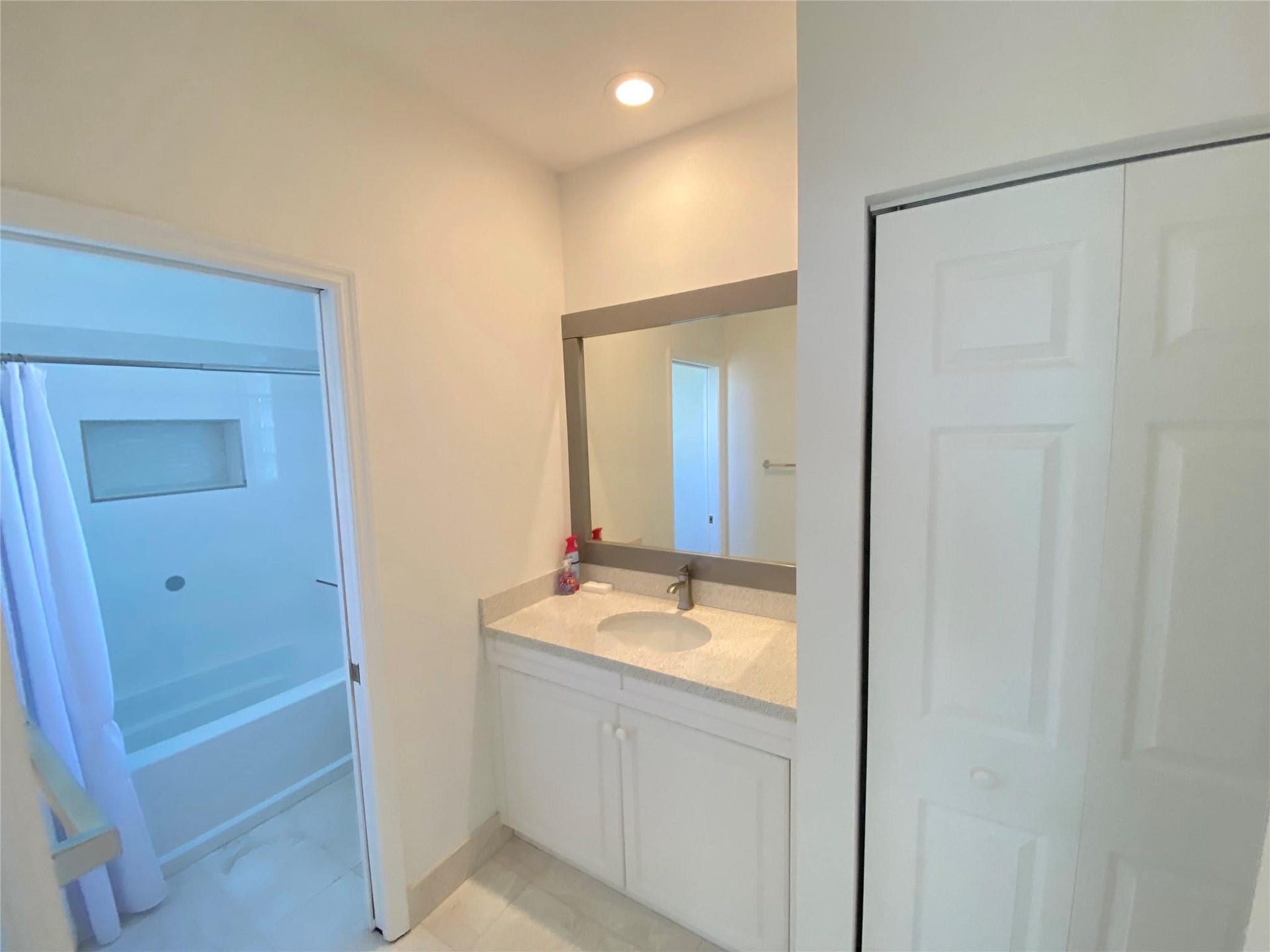 2nd floor Bathroom