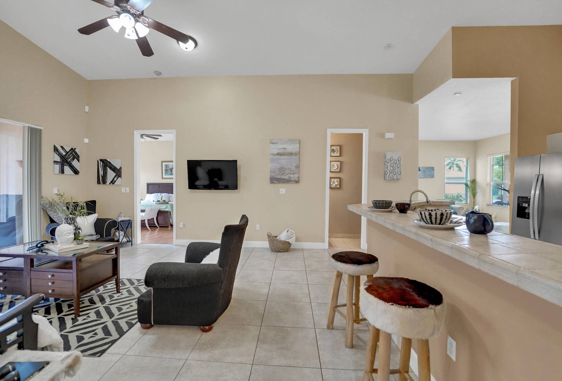 DSC07923 view family room, kitchen, half