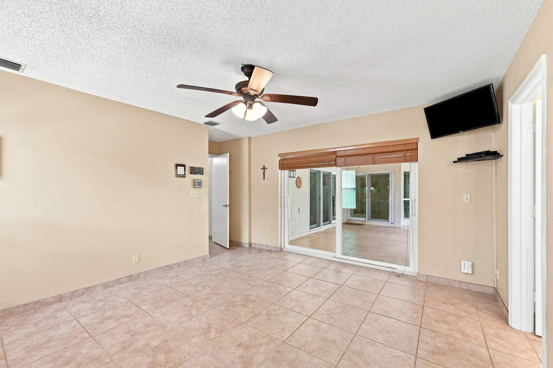 2111 NW 86TH Way, Coral Springs, FL 33071 20_dsc_7123_with_tv