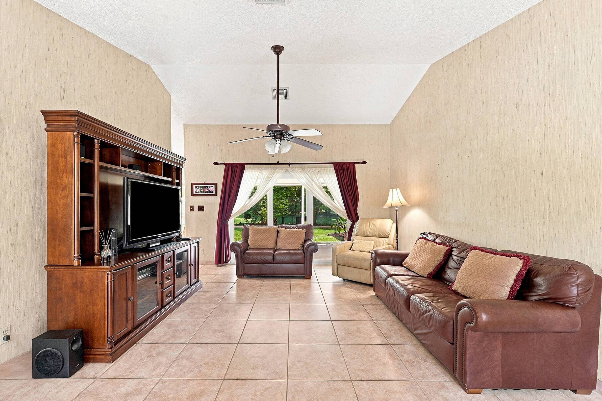 2111 NW 86TH Way, Coral Springs, FL 33071 06_dsc_7048_with_tv