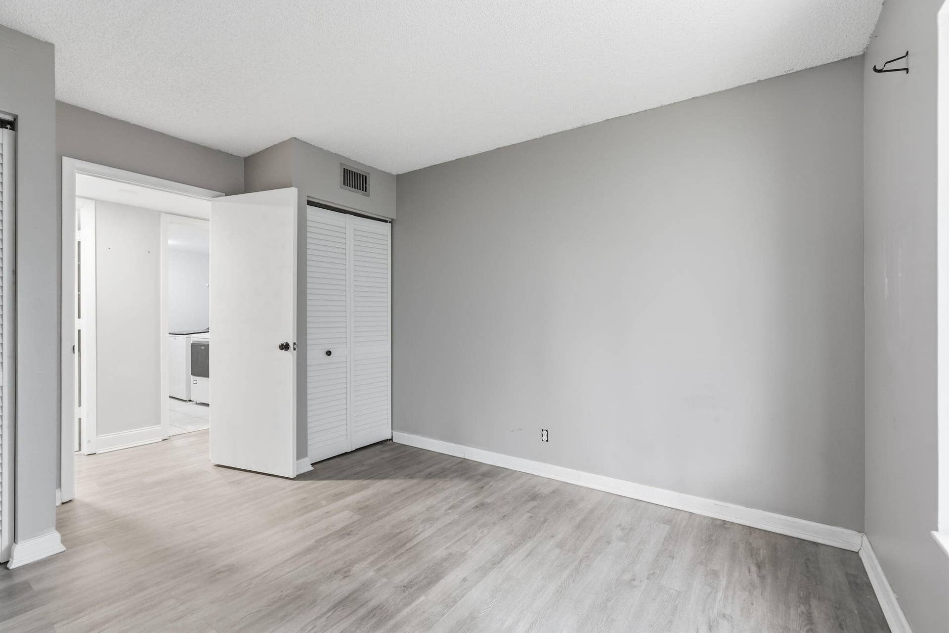 9-web-or-mls-1104_Green_Pine_Boulevard_U