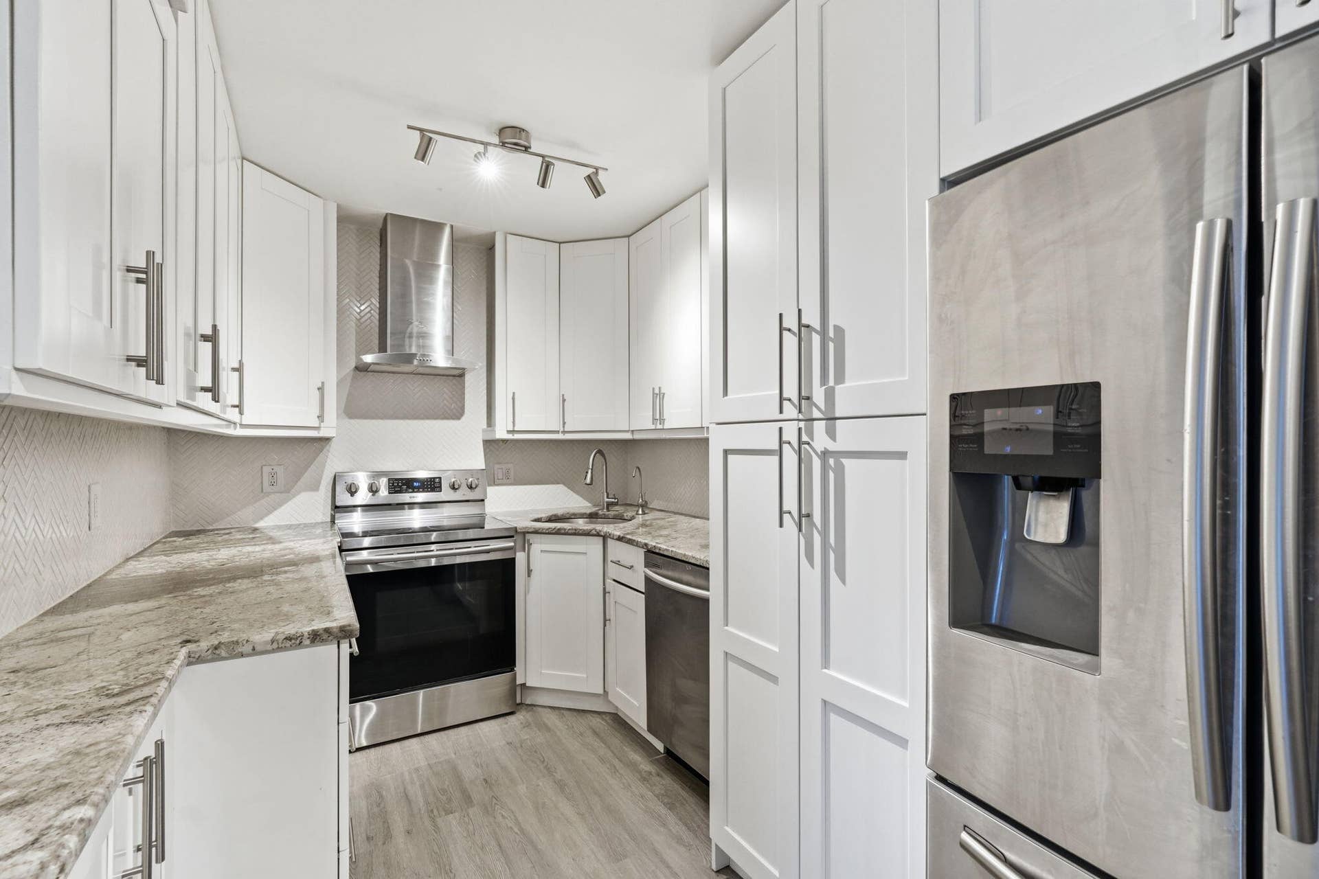 19-web-or-mls-1104_Green_Pine_Boulevard_