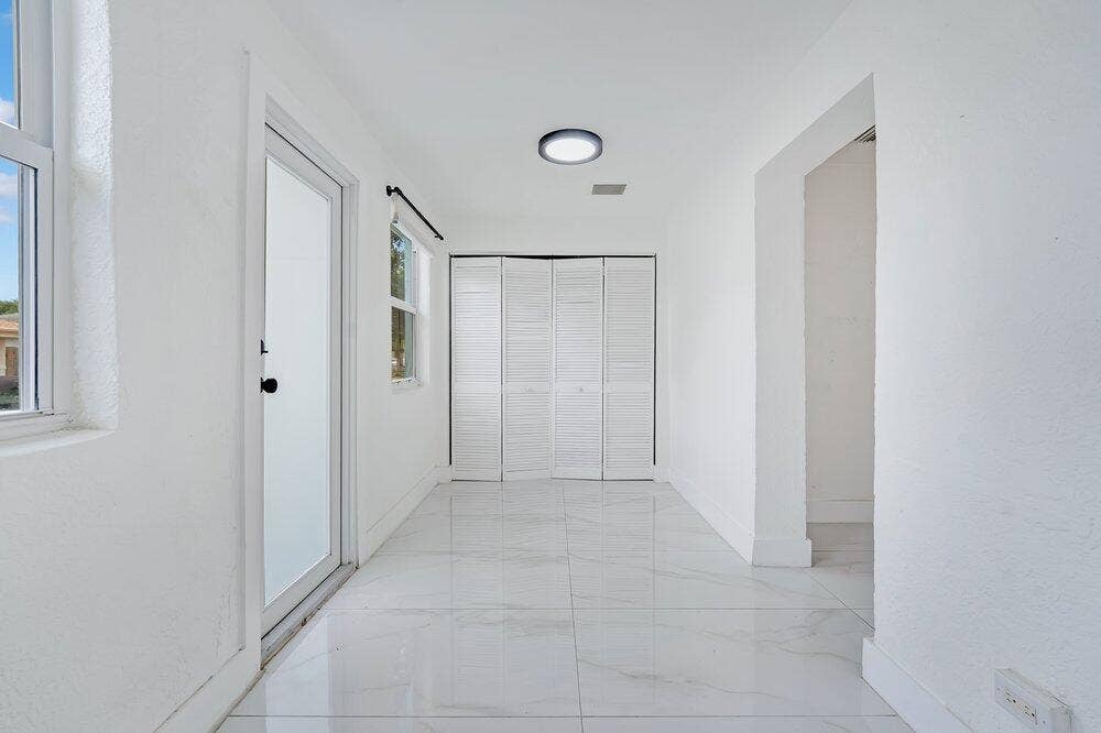 2220 HOPE Street, Hollywood, FL 33020 Entryway