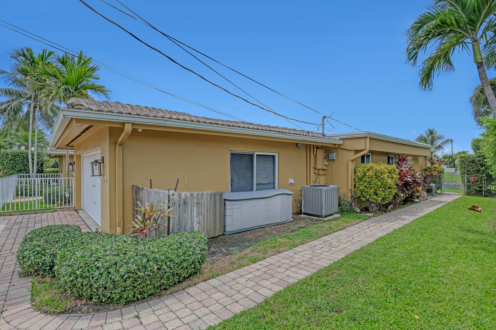 2100 NE 30th (33)