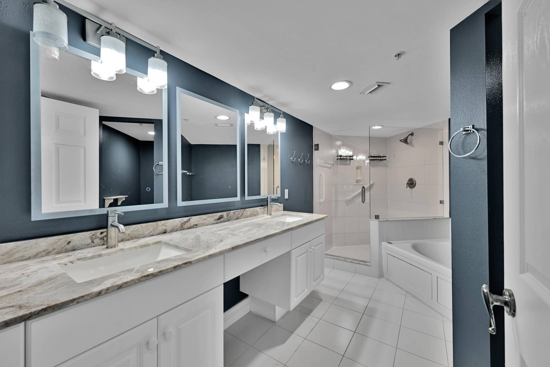 2880 NE 14th Street Causeway, #413, Pompano Beach, FL 33062 MAIN BATHROOM