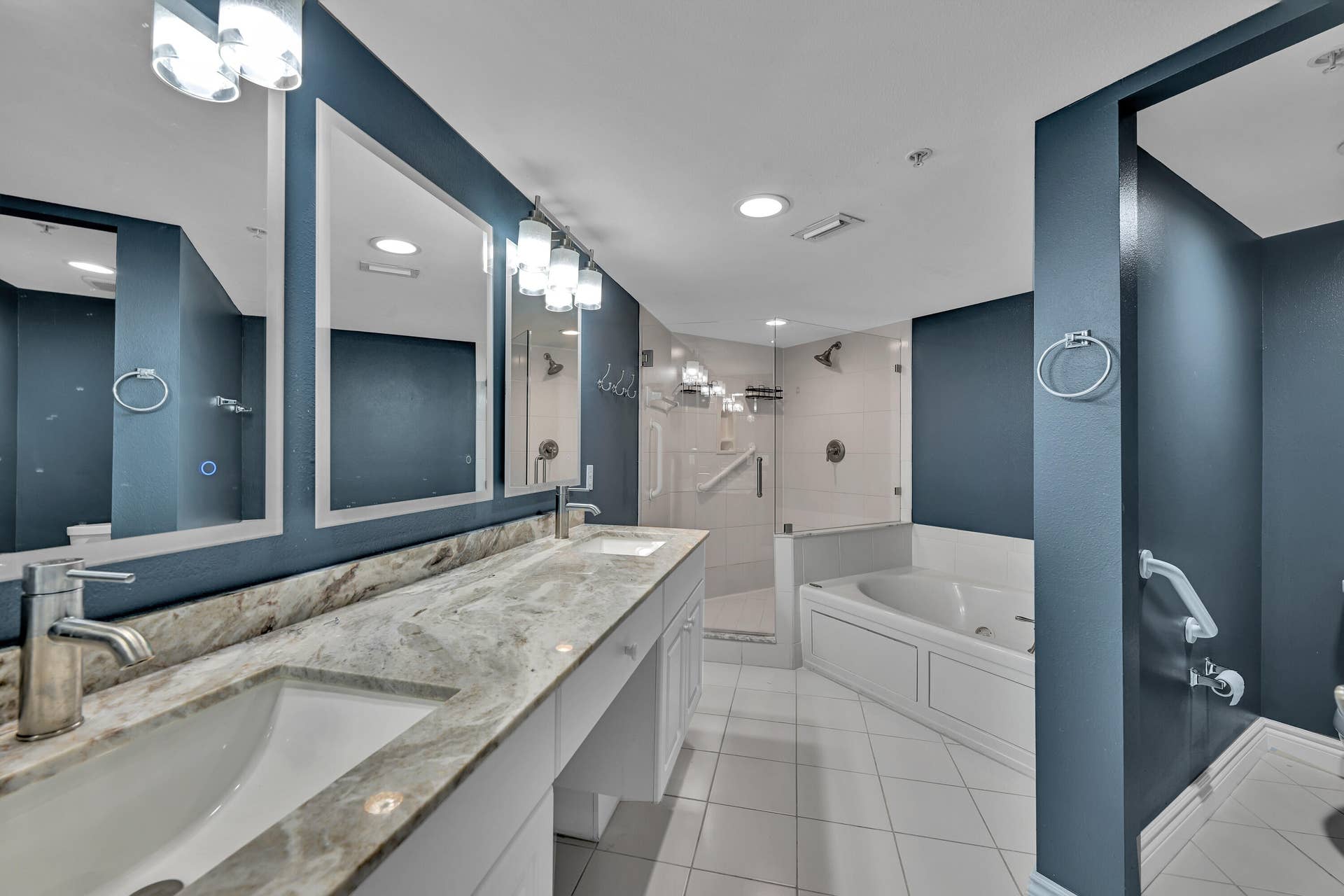 2880 NE 14th Street Causeway, #413, Pompano Beach, FL 33062 MAIN BATHROOM