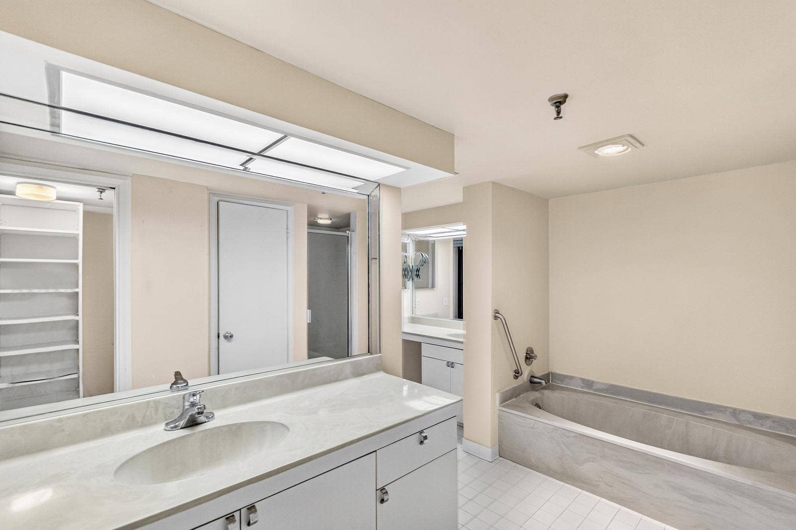 123 Lakeshore Drive, #1945, North Palm Beach, FL 33408 Primary Bathroom