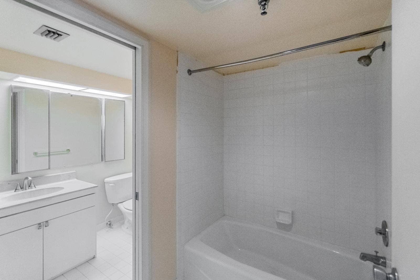 123 Lakeshore Drive, #1945, North Palm Beach, FL 33408 Guest Bathroom