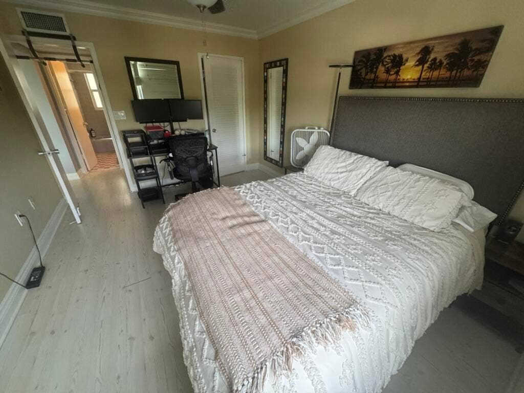 180 Isle Of Venice Drive, #433, Fort Lauderdale, FL 33301 Light wood-finish flooring with crown molding and a built-in ceiling fan