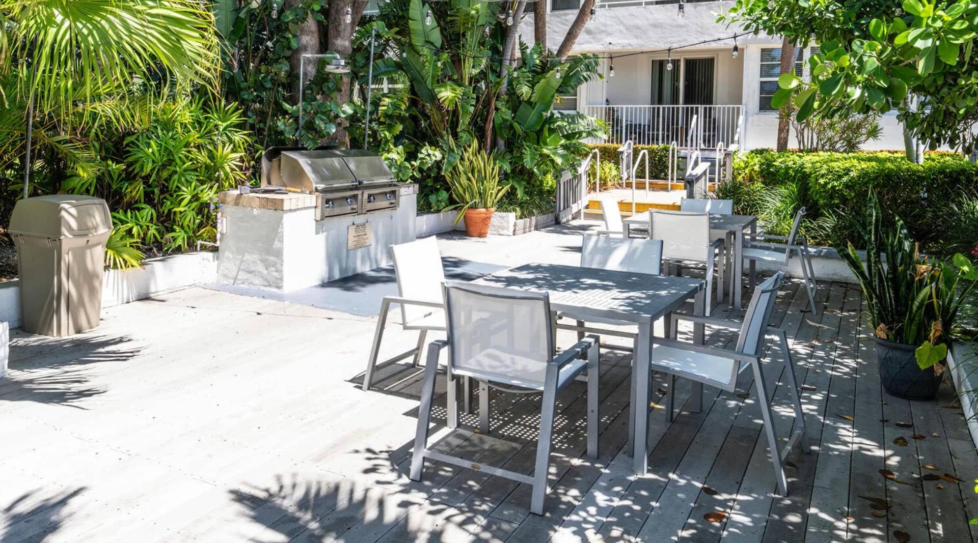 1160 N FEDERAL Highway, #1020, Fort Lauderdale, FL 33304 Community BBQ area for dining