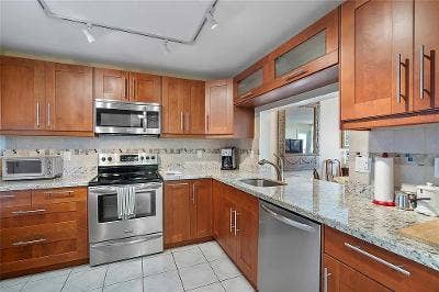 1160 N FEDERAL Highway, #1020, Fort Lauderdale, FL 33304 Remodeled Kitchen with open breakfast bar