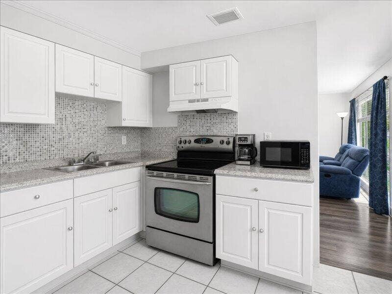 91 NE 6TH Court, Deerfield Beach, FL 33441 Kitchen