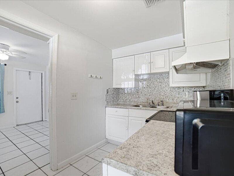 91 NE 6TH Court, Deerfield Beach, FL 33441 Kitchen