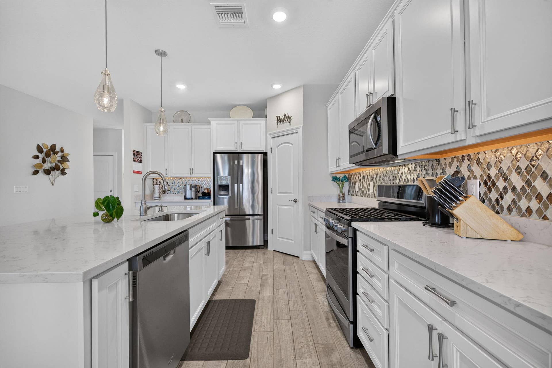 10521 SW CAPTIVA Drive, Port St Lucie, FL 34987 Quartz Custom Cabinet Pullouts 2 Pantrys