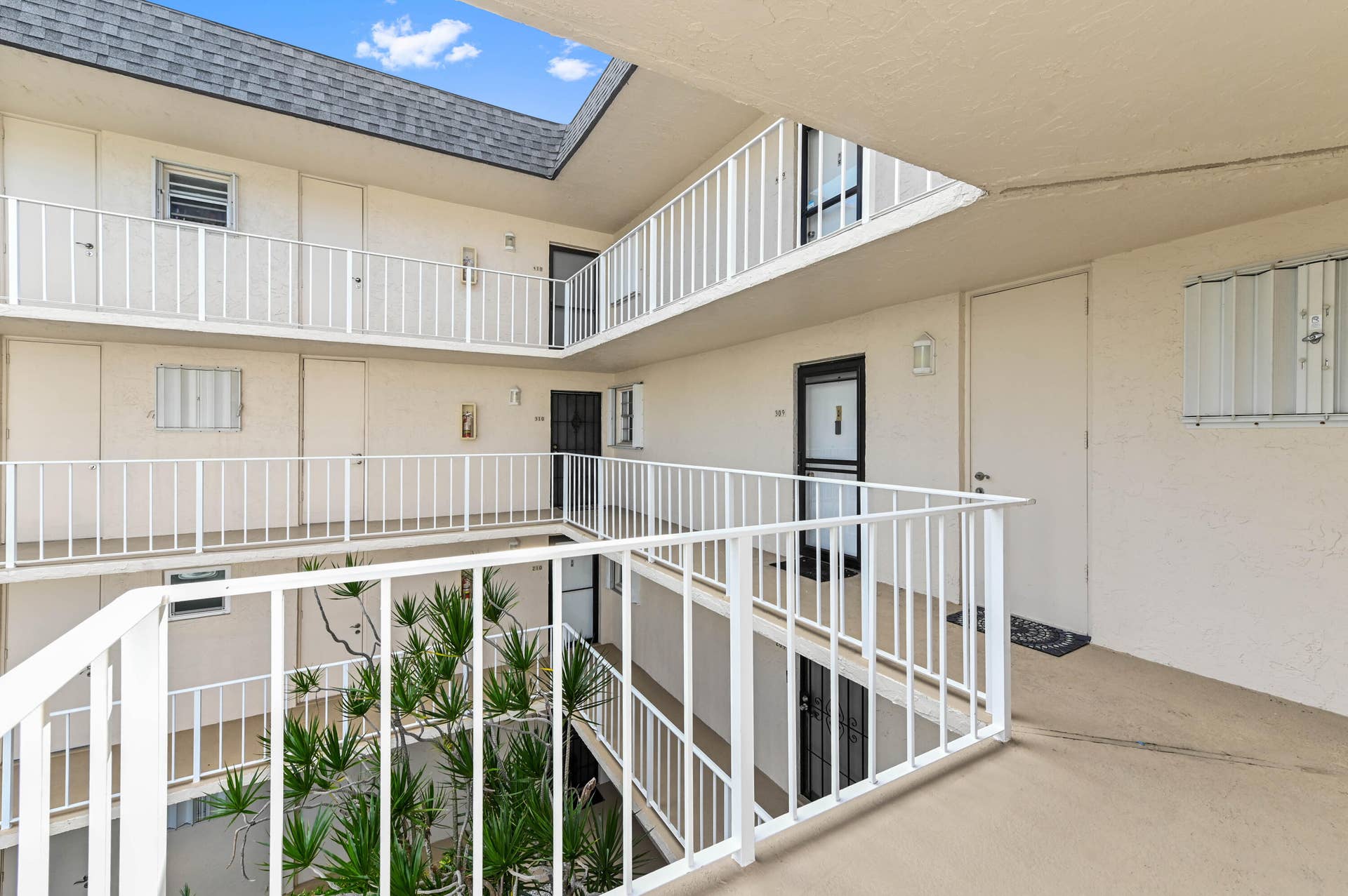 3575 S OCEAN Boulevard, #309, South Palm Beach, FL 33480 05 Entry 01