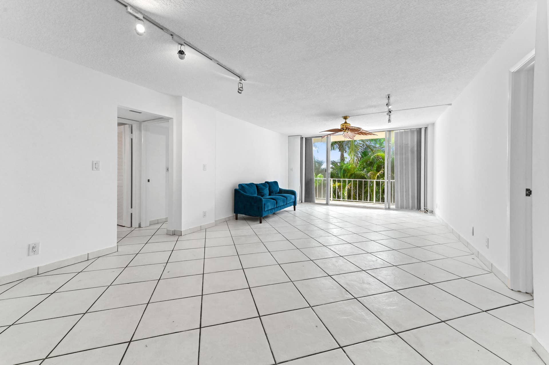 3575 S OCEAN Boulevard, #309, South Palm Beach, FL 33480 07 Livingroom 01