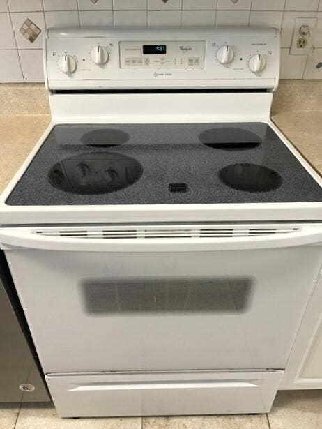 892 HIGH POINT Boulevard N, #B, Delray Beach, FL 33445 Glass top stove