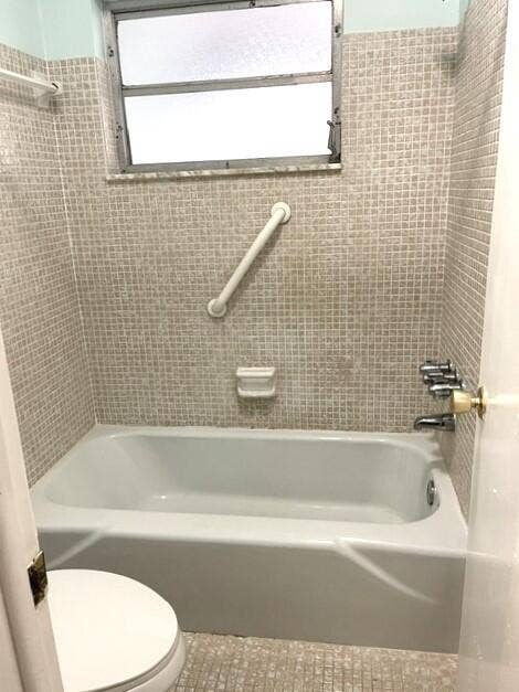 892 HIGH POINT Boulevard N, #B, Delray Beach, FL 33445 Master bathroom with tub shower combo