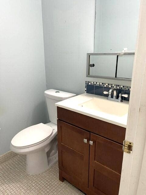 892 HIGH POINT Boulevard N, #B, Delray Beach, FL 33445 Guest half bathroom