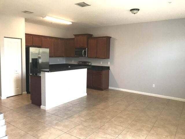 219 SW 7th Street, Pompano Beach, FL 33060 Kitchen