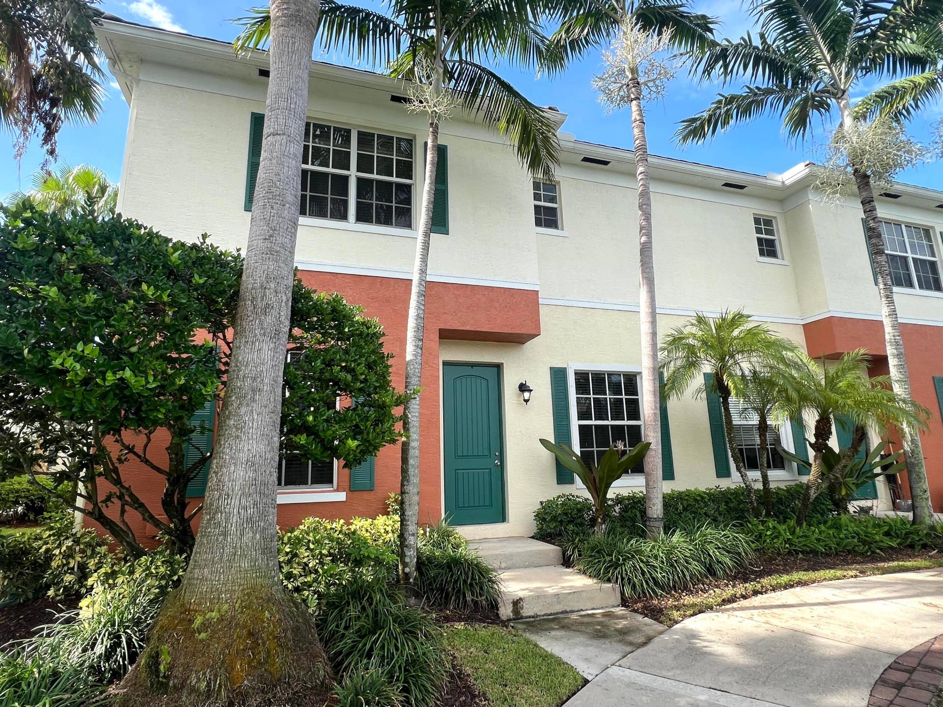 219 SW 7th Street, Pompano Beach, FL 33060 Back exit/entrance