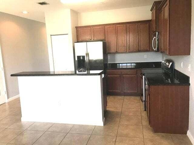 219 SW 7th Street, Pompano Beach, FL 33060 Open kitchen