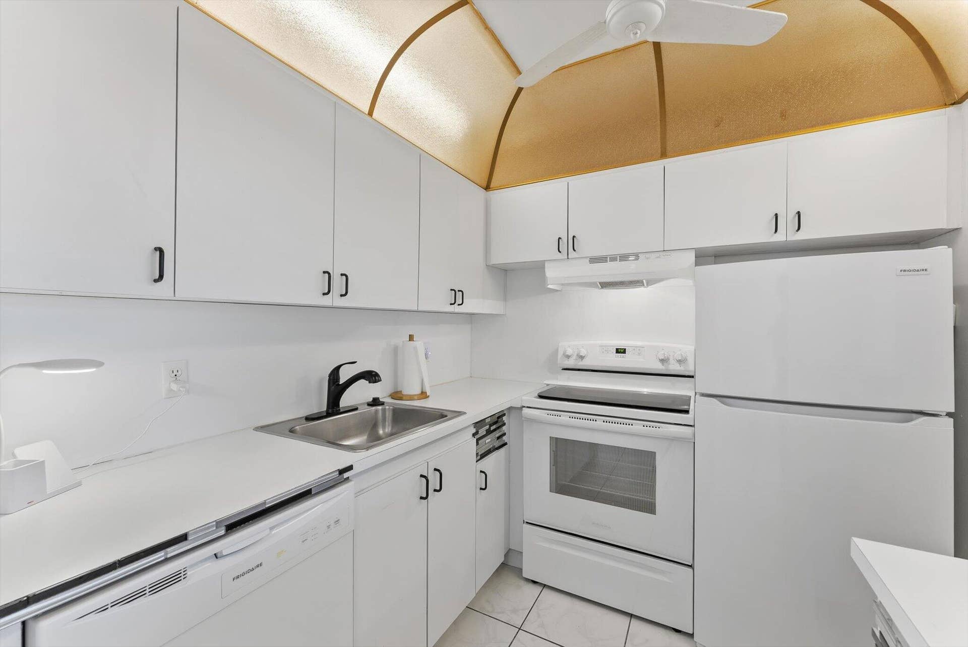 398 Tilford S, Deerfield Beach, FL 33442 Kitchen has all NEW APPLIANCES