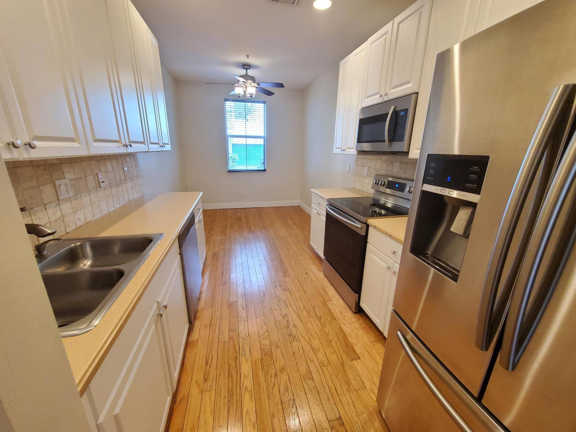 Bright & Warm Kitchen
