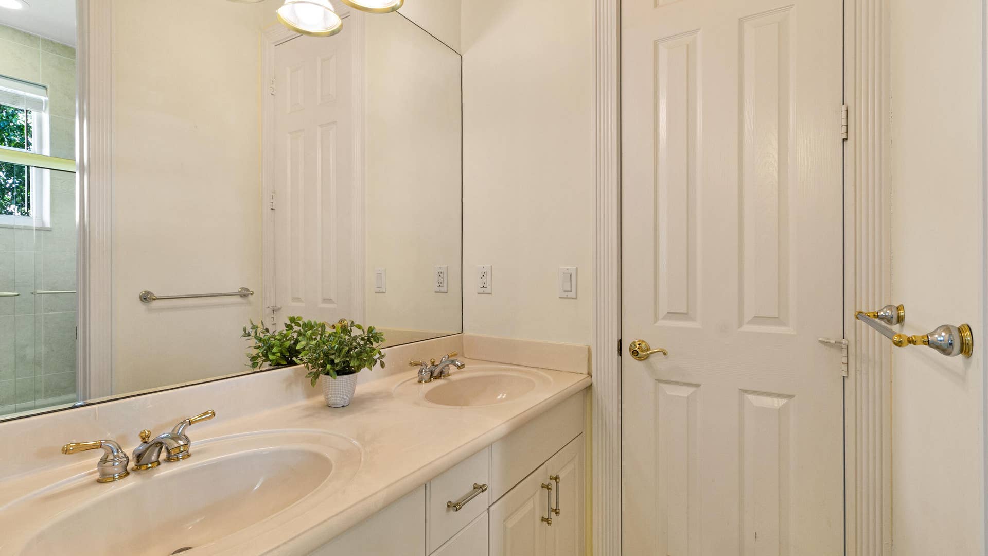 2761 SE 9TH Street, Pompano Beach, FL 33062 Jack and Jill bathroom