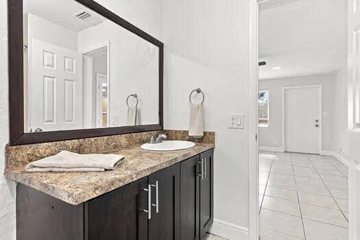 1472 NE 25TH Court, Pompano Beach, FL 33064 Primary Ensuite Bathroom