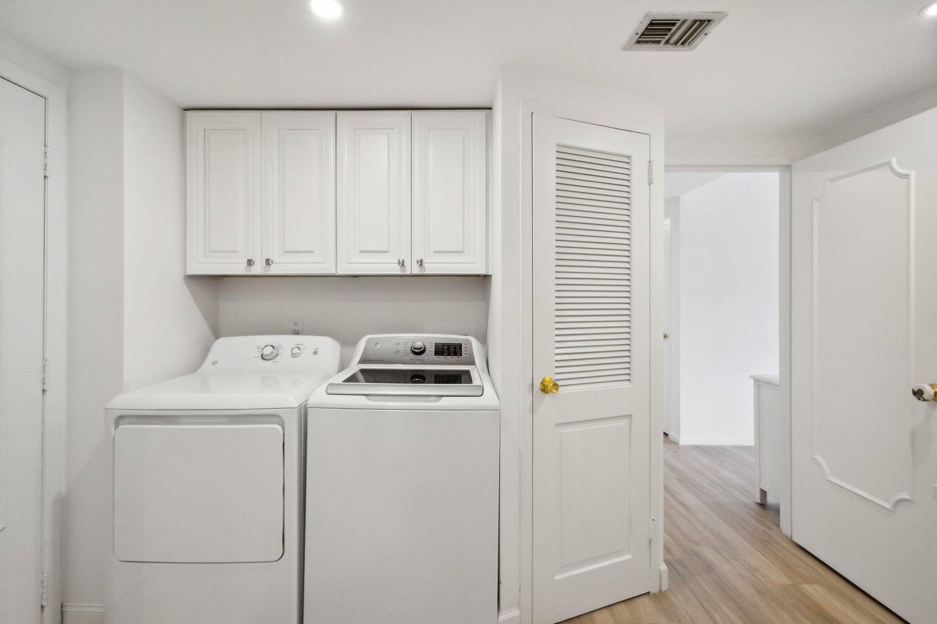 3475 S OCEAN Boulevard, #2050, Palm Beach, FL 33480 Washer Dryer