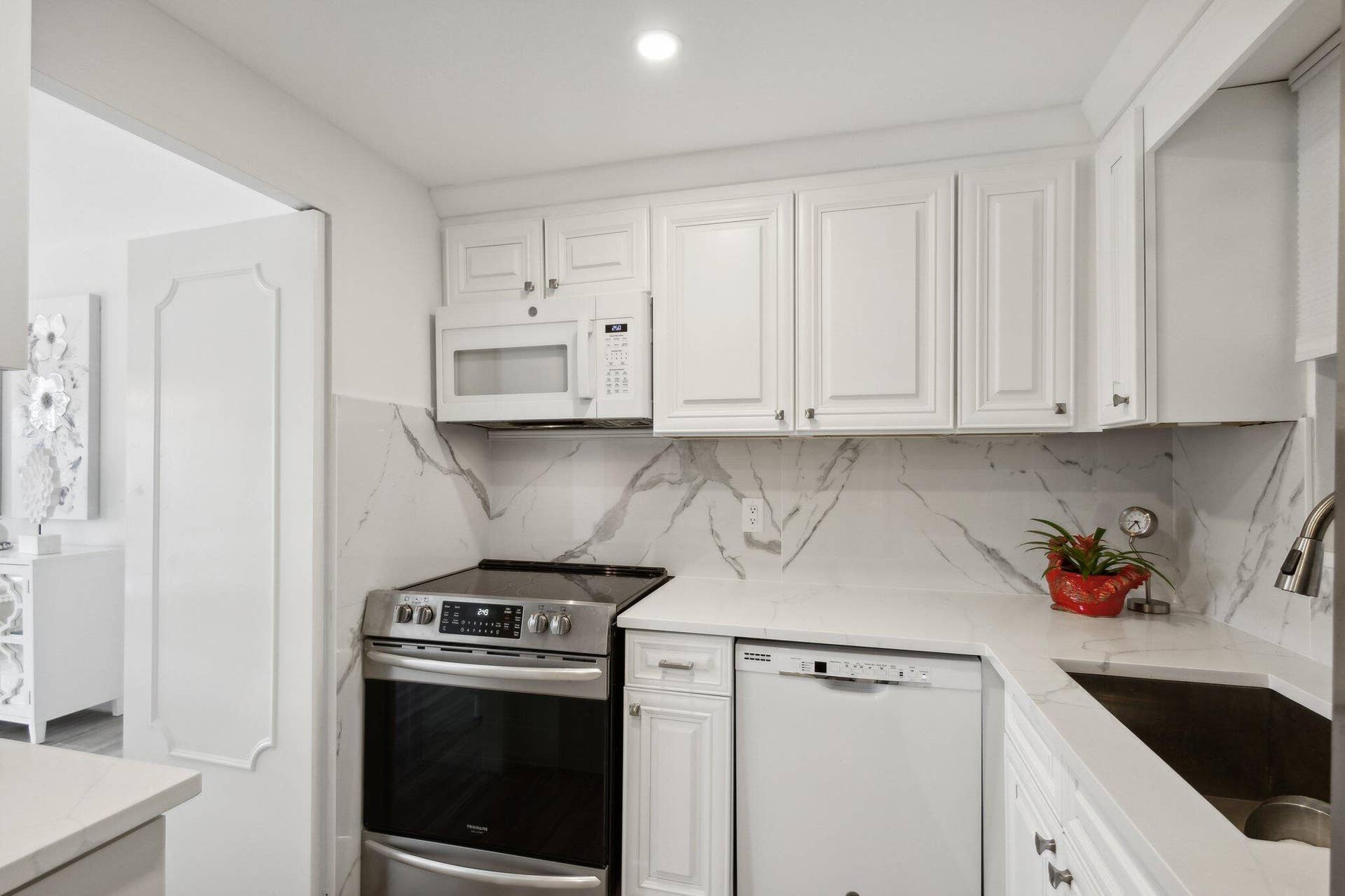 3475 S OCEAN Boulevard, #2050, Palm Beach, FL 33480 Kitchen