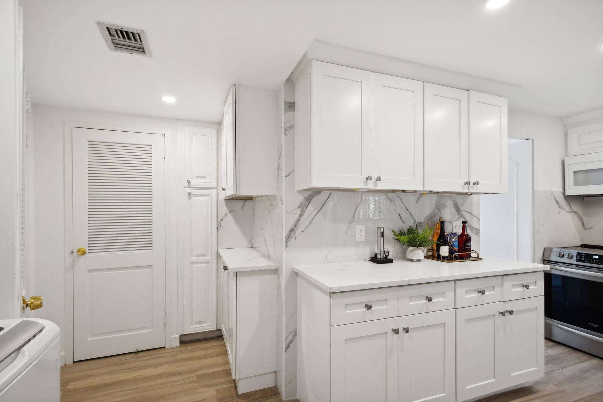 3475 S OCEAN Boulevard, #2050, Palm Beach, FL 33480 Bar cabinet