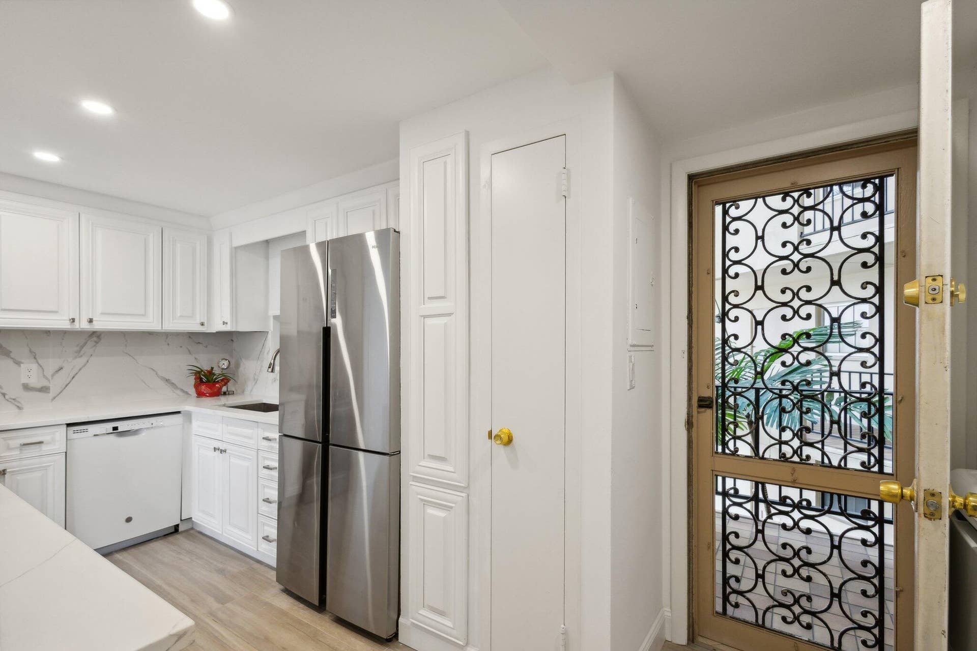 3475 S OCEAN Boulevard, #2050, Palm Beach, FL 33480 Kitchen front door
