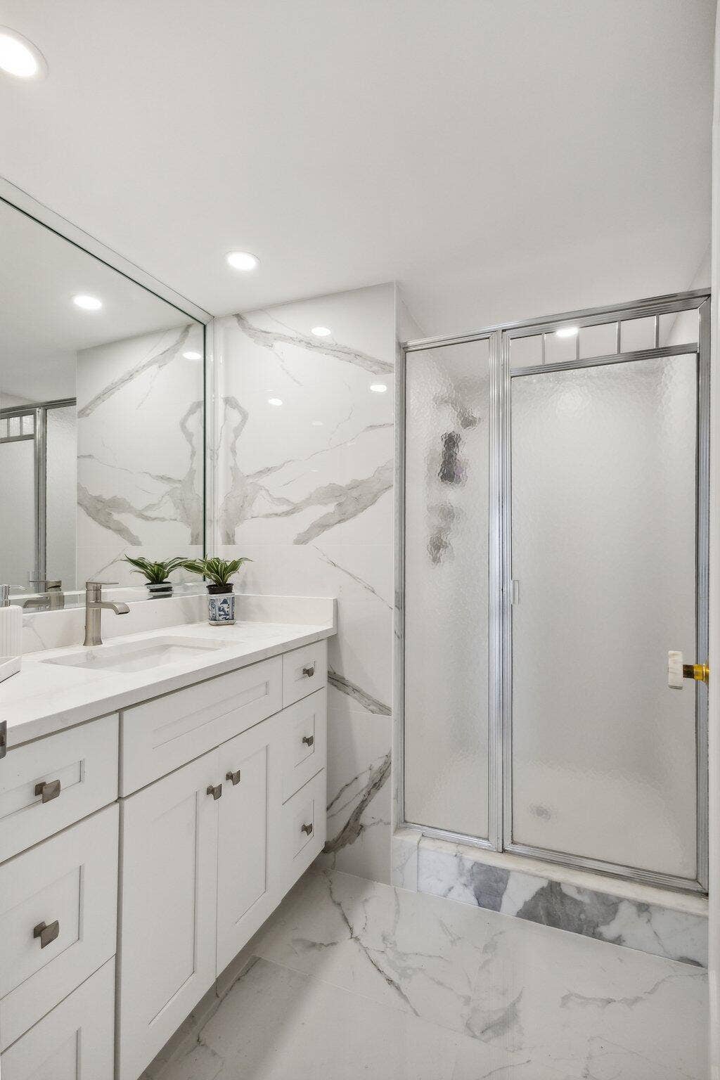 3475 S OCEAN Boulevard, #2050, Palm Beach, FL 33480 Guest bathroom