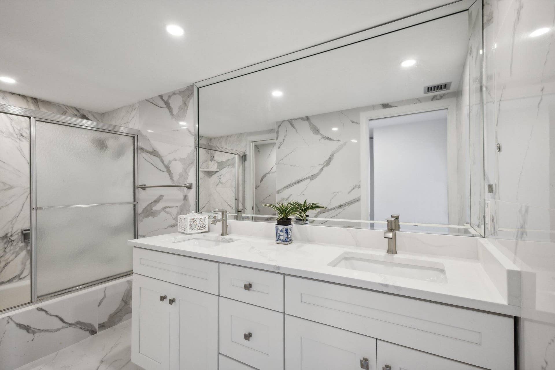 3475 S OCEAN Boulevard, #2050, Palm Beach, FL 33480 Primary bathroom