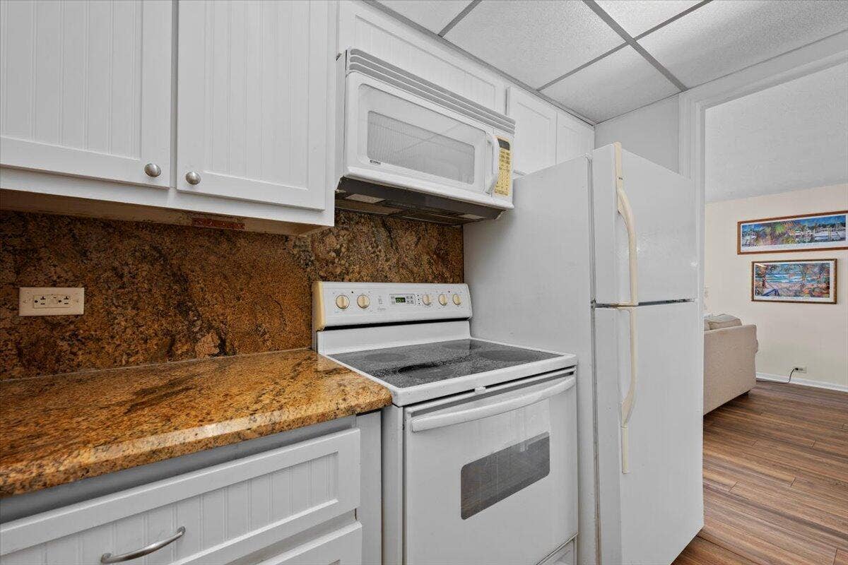 1200 MARINE Way, #304, North Palm Beach, FL 33408 Kitchen