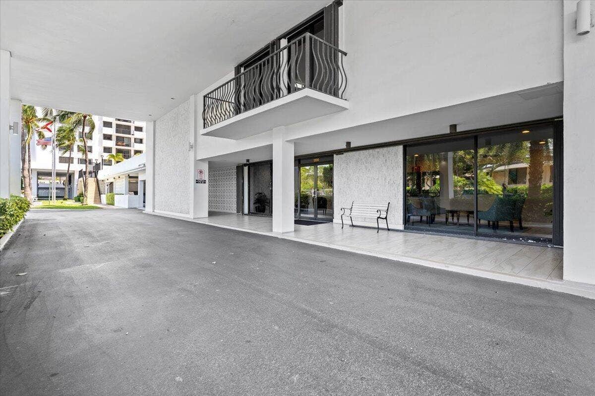 1200 MARINE Way, #304, North Palm Beach, FL 33408 Drive Thru