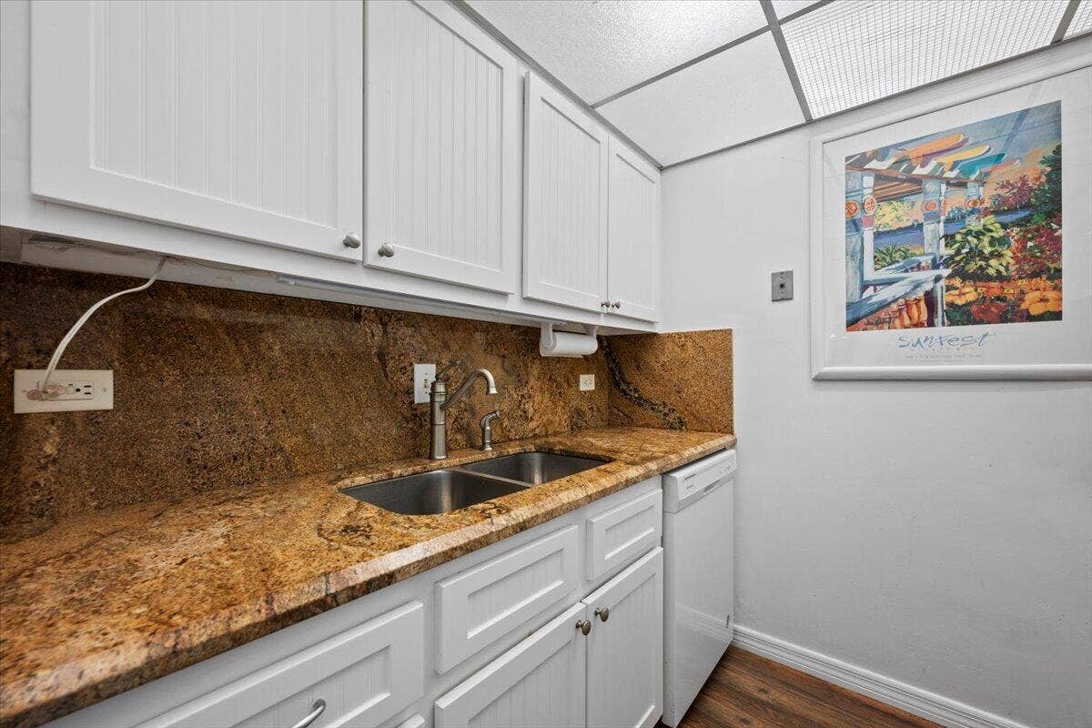 1200 MARINE Way, #304, North Palm Beach, FL 33408 Kitchen