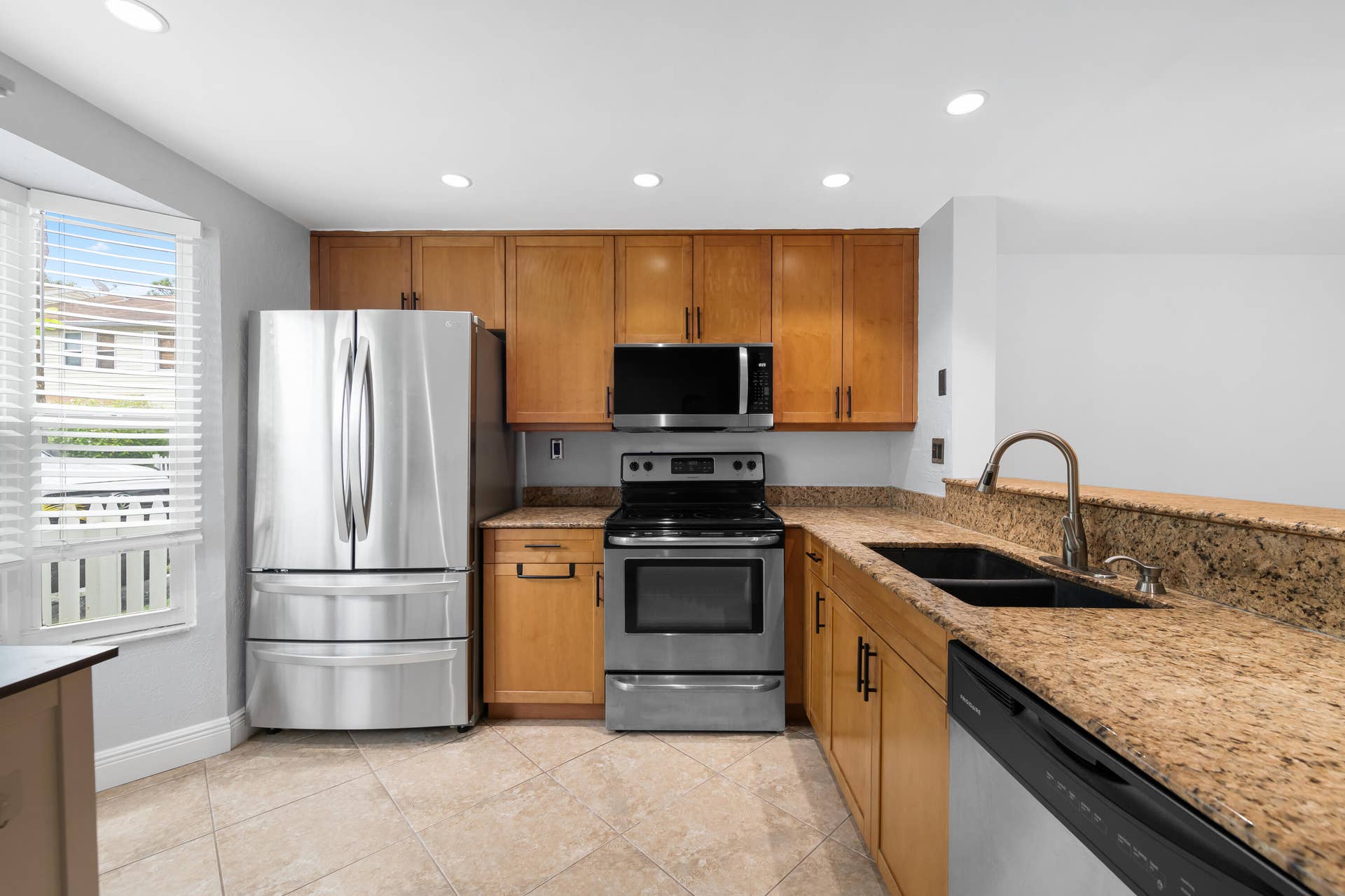 1843 NE 15TH Avenue, Fort Lauderdale, FL 33305 Kitchen
