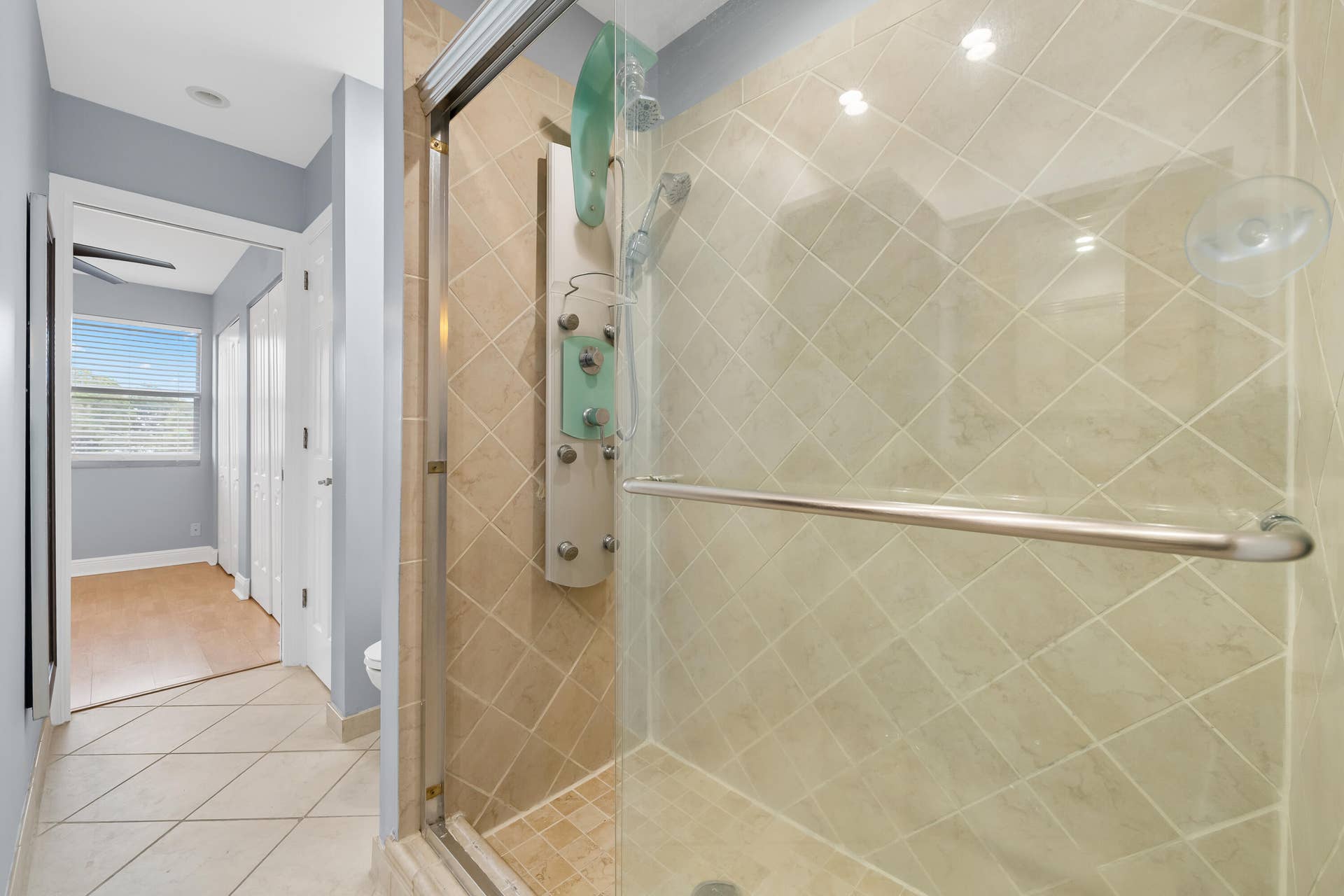 1843 NE 15TH Avenue, Fort Lauderdale, FL 33305 2nd Floor Bath