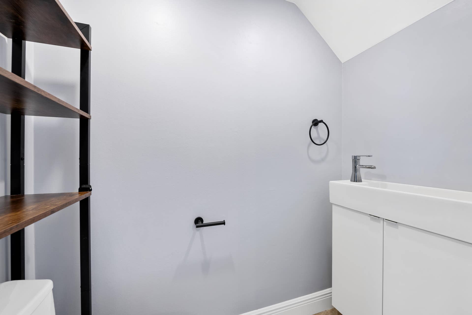 1843 NE 15TH Avenue, Fort Lauderdale, FL 33305 1st Floor Bath