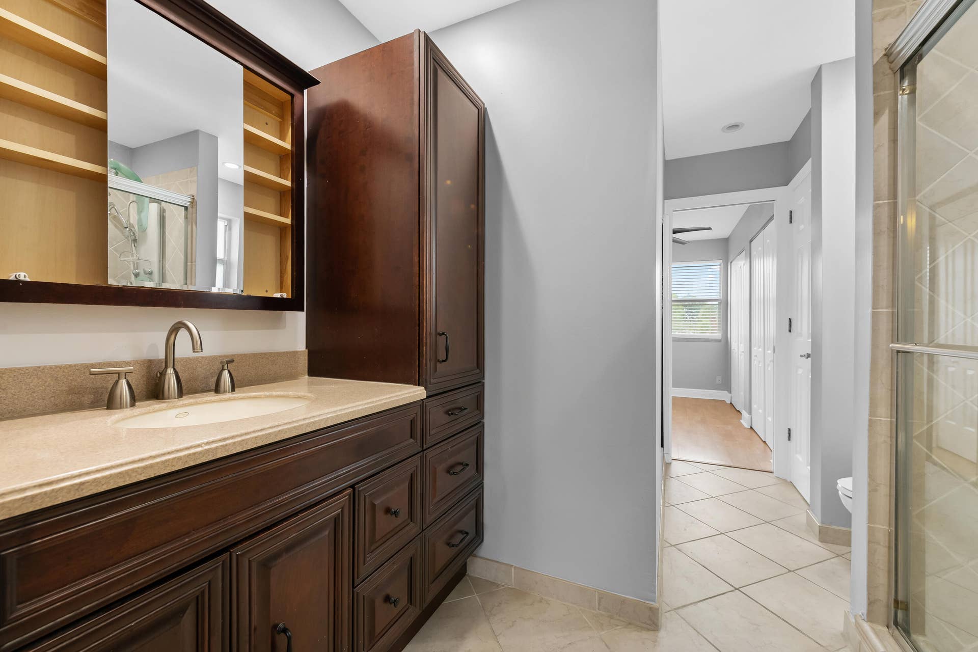 1843 NE 15TH Avenue, Fort Lauderdale, FL 33305 2nd Floor Bath