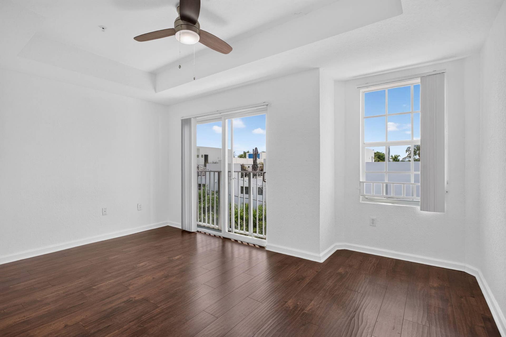 2725 NE 8TH Avenue, #112, Wilton Manors, FL 33334 Tray ceiling with recessed lighting