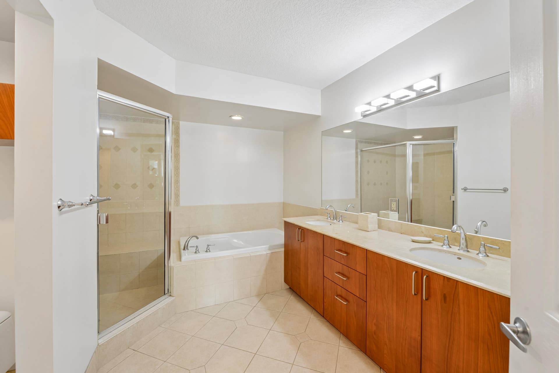 401 SW 4TH Avenue, #1003, Fort Lauderdale, FL 33315 Dual sinks