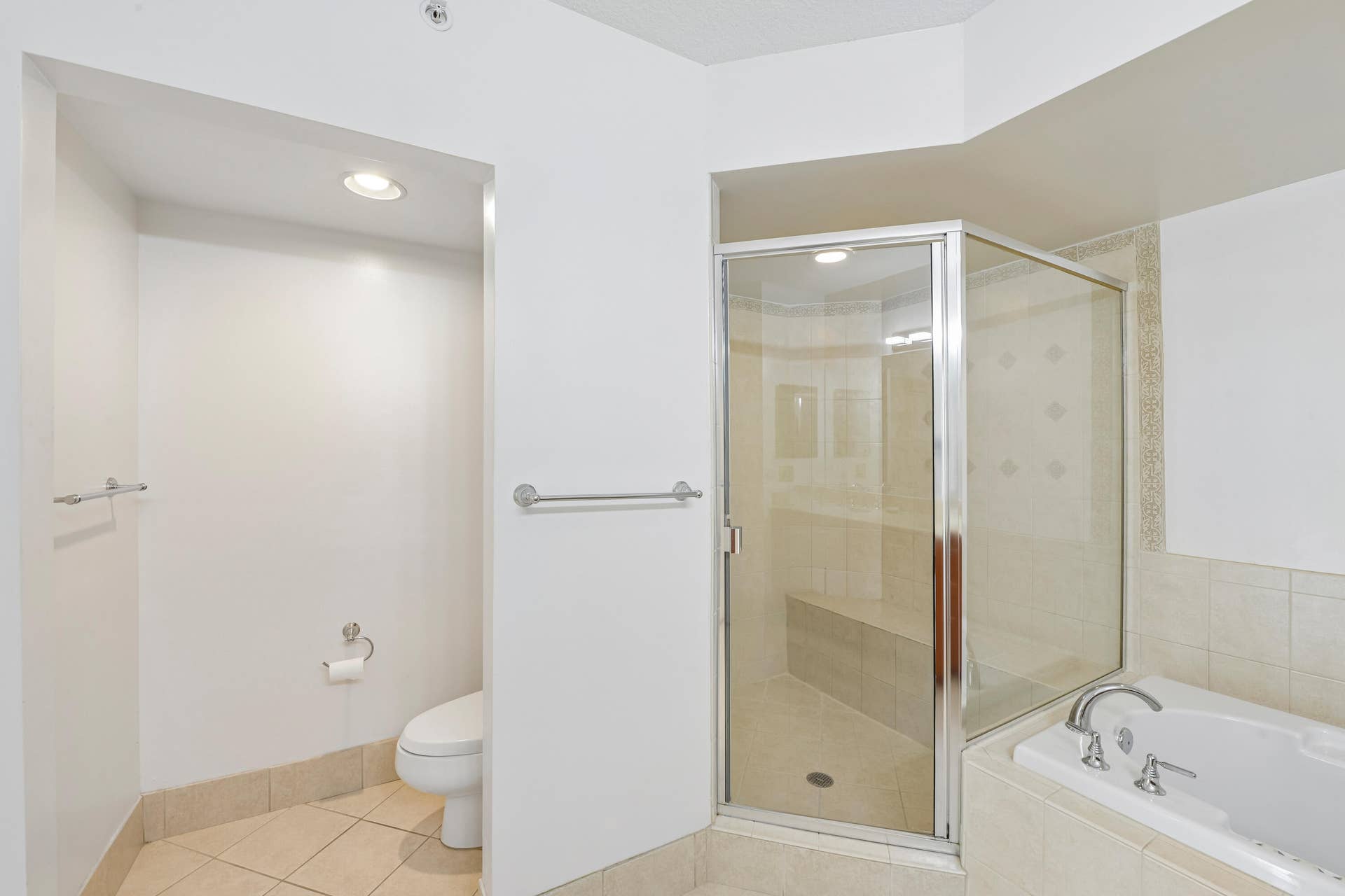 401 SW 4TH Avenue, #1003, Fort Lauderdale, FL 33315 Separate shower and whirlpool tub