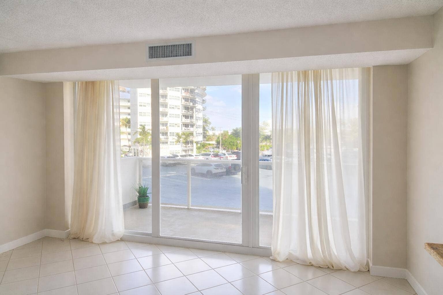 2701 N Ocean Boulevard, #2B, Fort Lauderdale, FL 33308 Modern living room with natural light