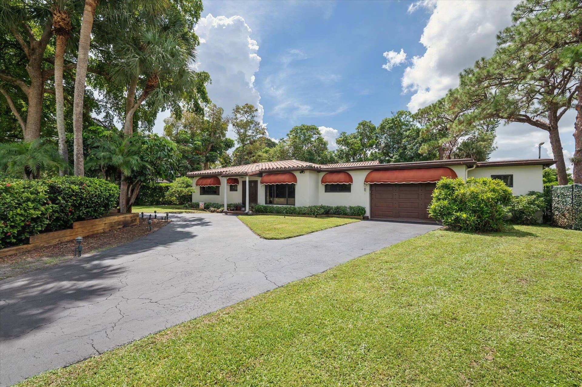 4120 SW 1ST Court, Plantation, FL 33317 Front exterior with large, circular driveway