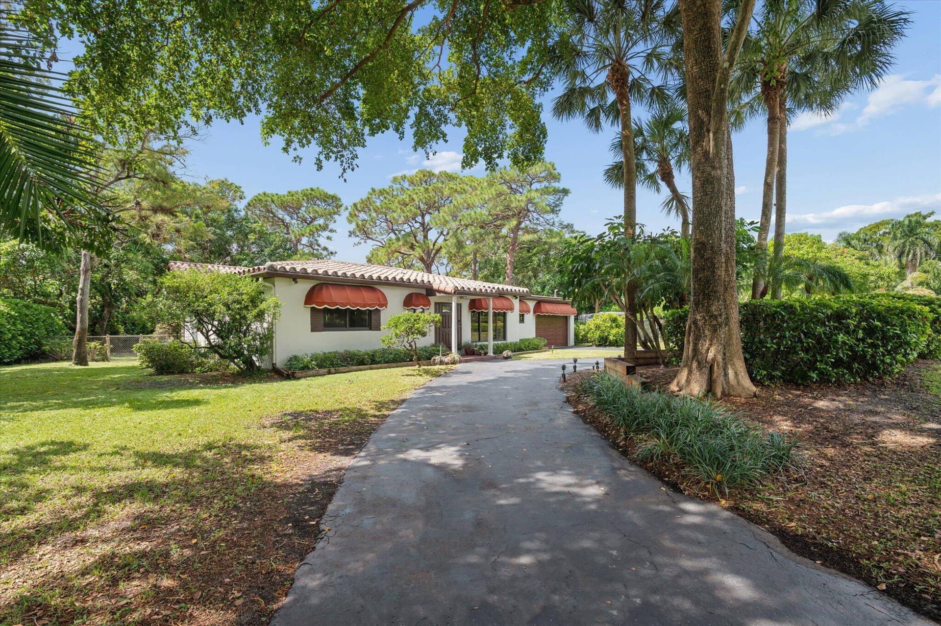 4120 SW 1ST Court, Plantation, FL 33317 Front exterior with large, circular driveway
