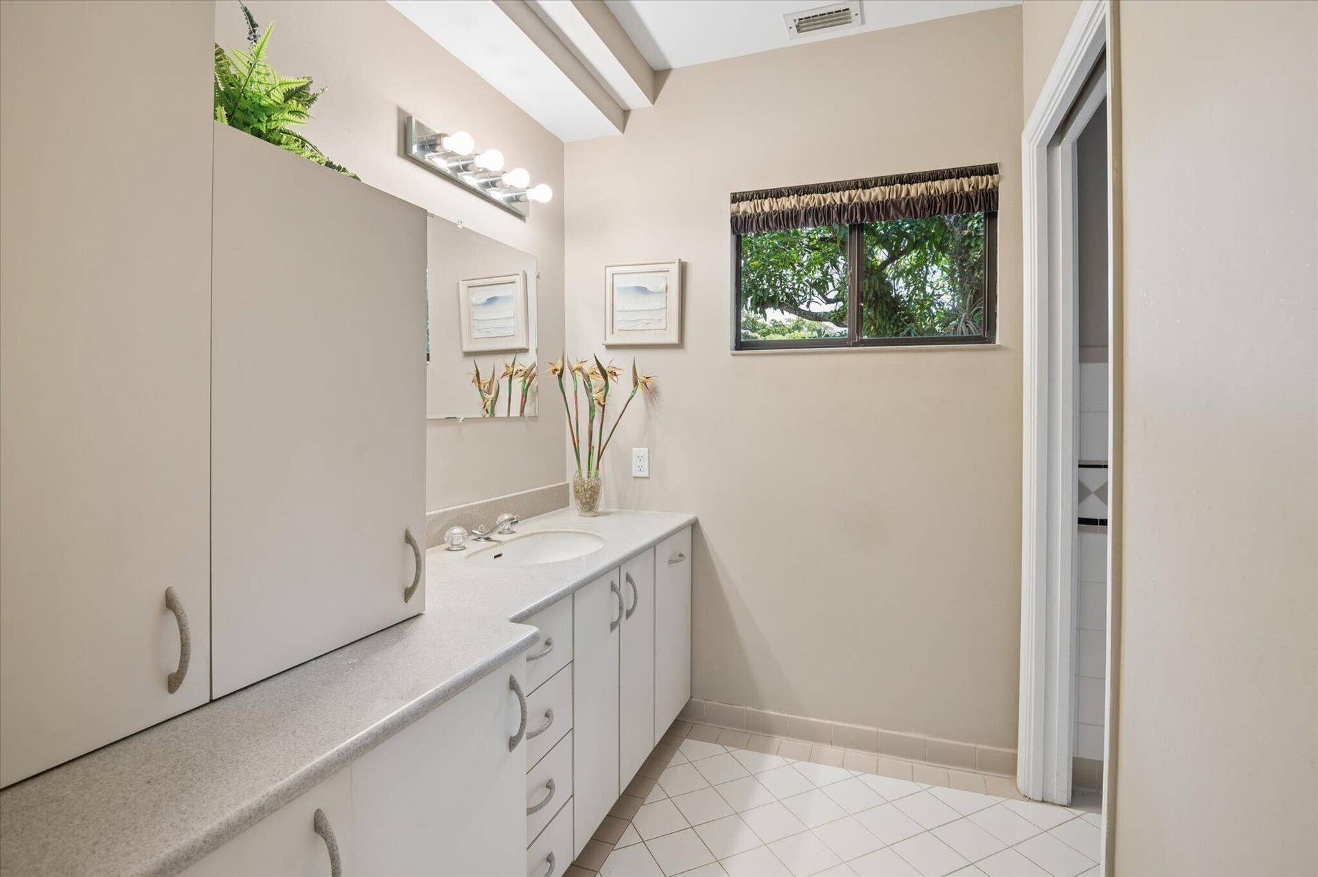 4120 SW 1ST Court, Plantation, FL 33317 Dressing area outside ensuite bathroom with door to dressing area and door to bathroom
